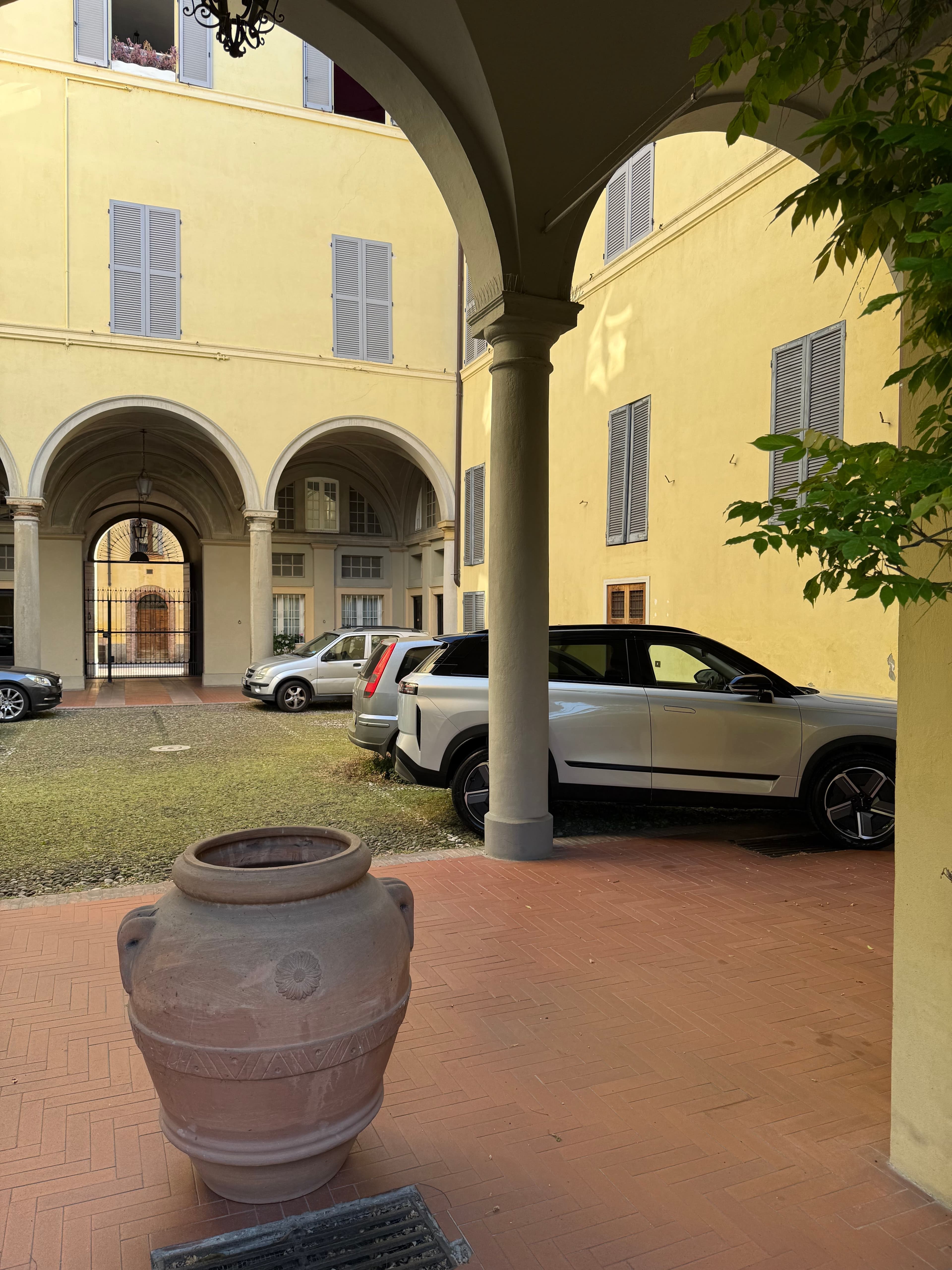 Porticato ad archi del palazzo storico